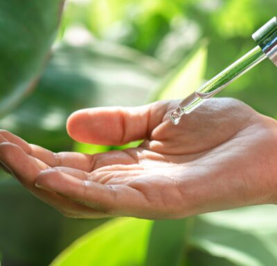 Comment le Dr Cormary à Lyon utilise l’acide hyaluronique pour le rajeunissement des mains ?